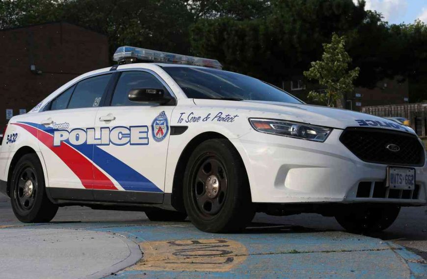 Toronto police hunt attacker after man is stabbed in park